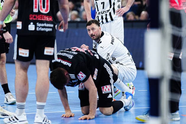 Christoph Steinert (HC Erlangen, 44) und Domagoj Duvnjak (THW Kiel, 04) nach Zusammenprall am Boden GER, THW Kiel vs. HC Erlangen, Handball, 1. Bundesliga, Spieltag 19, Saison 2025 2026, 26.12.2025 GER, THW Kiel vs. HC Erlangen, Handball, 1. Bundesliga, Spieltag 19, Saison 2025 2026, 26.12.2025 Kiel Copyright: xEibner-Pressefoto MarcelxvonxFehrnx EP_MFN