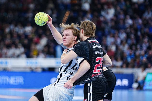 Eric Johansson (THW Kiel, 21), Christopher Bissel (HC Erlangen, 21) GER, THW Kiel vs. HC Erlangen, Handball, 1. Bundesliga, Spieltag 19, Saison 2025 2026, 26.12.2025 GER, THW Kiel vs. HC Erlangen, Handball, 1. Bundesliga, Spieltag 19, Saison 2025 2026, 26.12.2025 Kiel Copyright: xEibner-Pressefoto MarcelxvonxFehrnx EP_MFN