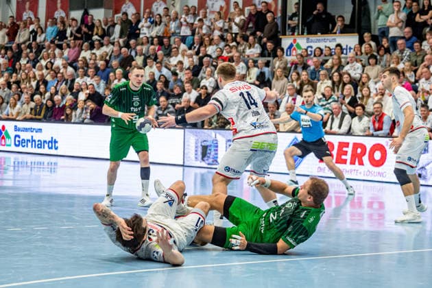 2. Handball Bundesliga; TV Hüttenberg - Eulen Ludwigshafen, 26.12.25 Marc-Robin Eisel (Eulen Ludwigshafen, 9), Moritz Zörb (TV Hüttenberg, 14), Hendrik Schreiber (TV Hüttenberg, 51), Frederic Stüber (Eulen Ludwigshafen, 2) 2. Handball Bundesliga; TV Hüttenberg - Eulen Ludwigshafen: Hüttenberg, 26.12.25 Copyright: xBEAUTIFULxSPORTS Roeczeyx