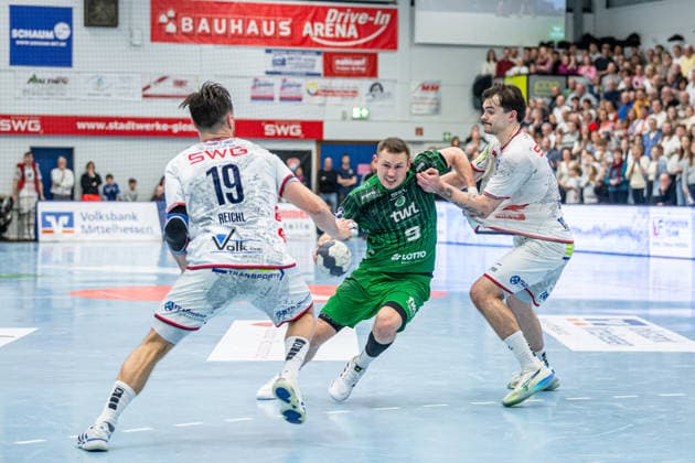 2. Handball Bundesliga; TV Hüttenberg - Eulen Ludwigshafen, 26.12.25 Marc-Robin Eisel (Eulen Ludwigshafen, 9), Vit Reichl (TV Hüttenberg, 19), Hendrik Schreiber (TV Hüttenberg, 51) 2. Handball Bundesliga; TV Hüttenberg - Eulen Ludwigshafen: Hüttenberg, 26.12.25 Copyright: xBEAUTIFULxSPORTS Roeczeyx