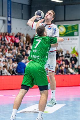 2. Handball Bundesliga; TV Hüttenberg - Eulen Ludwigshafen, 26.12.25 Paul Ohl (TV Hüttenberg, 10), Mihailo Ili? (Eulen Ludwigshafen, 7) 2. Handball Bundesliga; TV Hüttenberg - Eulen Ludwigshafen: Hüttenberg, 26.12.25 Copyright: xBEAUTIFULxSPORTS Roeczeyx
