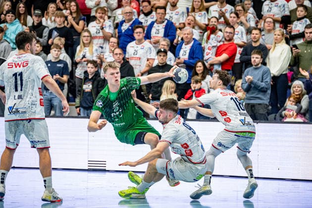 2. Handball Bundesliga; TV Hüttenberg - Eulen Ludwigshafen, 26.12.25 Friedrich Schmitt (Eulen Ludwigshafen, 29), David Kuntscher (TV Hüttenberg, 97), Tim Rüdiger (TV Hüttenberg, 18), Lasse Ohl (TV Hüttenberg, 11) 2. Handball Bundesliga; TV Hüttenberg - Eulen Ludwigshafen: Hüttenberg, 26.12.25 Copyright: xBEAUTIFULxSPORTS Roeczeyx