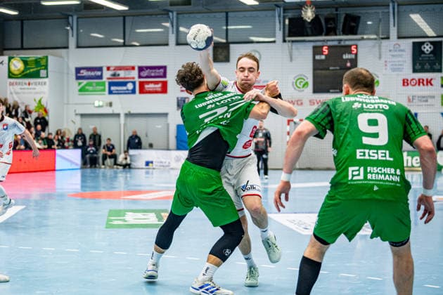 2. Handball Bundesliga; TV Hüttenberg - Eulen Ludwigshafen, 26.12.25 Paul Ohl (TV Hüttenberg, 10), Finn Leun (Eulen Ludwigshafen, 37), Marc-Robin Eisel (Eulen Ludwigshafen, 9) 2. Handball Bundesliga; TV Hüttenberg - Eulen Ludwigshafen: Hüttenberg, 26.12.25 Copyright: xBEAUTIFULxSPORTS Roeczeyx