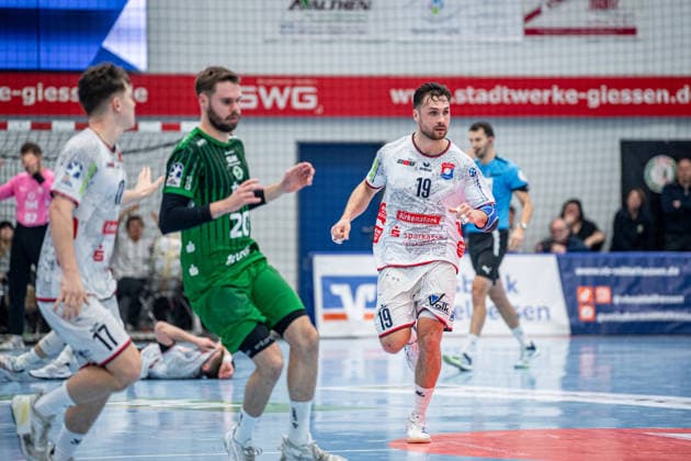 2. Handball Bundesliga; TV Hüttenberg - Eulen Ludwigshafen, 26.12.25 Vit Reichl (TV Hüttenberg, 19), Alexander Falk (Eulen Ludwigshafen, 20), Phil Spandau (TV Hüttenberg, 17) 2. Handball Bundesliga; TV Hüttenberg - Eulen Ludwigshafen: Hüttenberg, 26.12.25 Copyright: xBEAUTIFULxSPORTS Roeczeyx