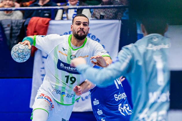 v.l. Philipp Ahouansou (HSG Wetzlar, 19), Bobby Schagen (TBV Lemgo Lippe, 14), Constantin Moestl (TBV Lemgo Lippe, 01) GER, TBV Lemgo Lippe vs. HSG Wetzlar, Handball, 1. Bundesliga, 19. Spieltag, Spielzeit 2025 2026, 26.12.2025 GER, TBV Lemgo Lippe vs. HSG Wetzlar, Handball, 1. Bundesliga, 19. Spieltag, Spielzeit 2025 2026, 26.12.2025 Lemgo Copyright: xEibner-Pressefoto JanxRollingerx EP_JSK