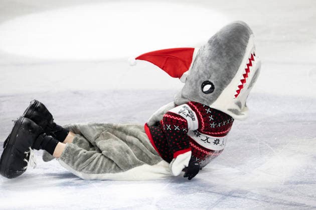 Sport Themen der Woche KW52 PENNY DEL: Kölner Haie - Fischtown Pinguins Bremerhaven; Köln, 26.12.2025 Sharky; PENNY DEL: Kölner Haie - Fischtown Pinguins Bremerhaven am 26.12.2025 in der Lanxess Arena in Köln (Deutschland). *** PENNY DEL Kölner Haie Fischtown Pinguins Bremerhaven Cologne, 26 12 2025 Sharky PENNY DEL Kölner Haie Fischtown Pinguins Bremerhaven on 26 12 2025 at the Lanxess Arena in Cologne Germany Copyright: xBEAUTIFULxSPORTS AndreasxDickx