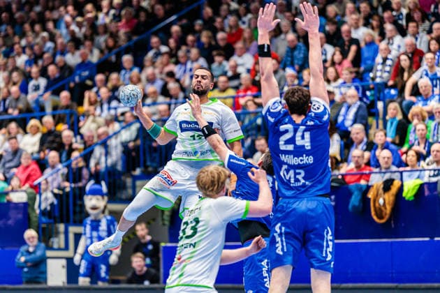 v.l. Philipp Ahouansou (HSG Wetzlar, 19), Georg Loewen (HSG Wetzlar, 33), Frederik Simak (TBV Lemgo Lippe, 08), Joel Willecke (TBV Lemgo Lippe, 24) GER, TBV Lemgo Lippe vs. HSG Wetzlar, Handball, 1. Bundesliga, 19. Spieltag, Spielzeit 2025 2026, 26.12.2025 GER, TBV Lemgo Lippe vs. HSG Wetzlar, Handball, 1. Bundesliga, 19. Spieltag, Spielzeit 2025 2026, 26.12.2025 Lemgo Copyright: xEibner-Pressefoto JanxRollingerx EP_JSK
