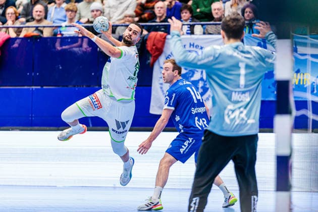 v.l. Philipp Ahouansou (HSG Wetzlar, 19), Bobby Schagen (TBV Lemgo Lippe, 14), Constantin Moestl (TBV Lemgo Lippe, 01) GER, TBV Lemgo Lippe vs. HSG Wetzlar, Handball, 1. Bundesliga, 19. Spieltag, Spielzeit 2025 2026, 26.12.2025 GER, TBV Lemgo Lippe vs. HSG Wetzlar, Handball, 1. Bundesliga, 19. Spieltag, Spielzeit 2025 2026, 26.12.2025 Lemgo Copyright: xEibner-Pressefoto JanxRollingerx EP_JSK