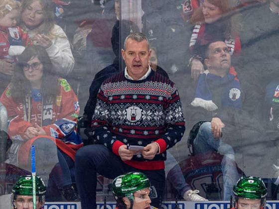 Eishockey, Herren, Saison 2025 2026, Penny DEL (32. Spieltag), Eisbären Berlin - Grizzlys Wolfsburg, im Bild: Trainer Serge Aubin (Eisbären), 26.12. 2025, *** Ice Hockey, Men, Season 2025 2026, Penny DEL 32 Matchday , Eisbären Berlin Grizzlys Wolfsburg, in the picture Coach Serge Aubin Eisbären , 26 12 2025, Copyright: xSebastianxRäppold MatthiasxKochx