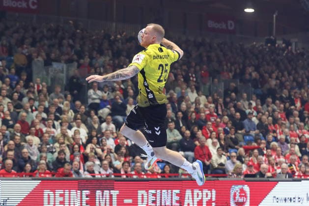 26.12.2025, xtgx, Handball Daikin HBL MT Melsungen - TVB Stuttgart emspor, v.l. Patrick Zieker (Stuttgart, 25) wirft Tor, Torschuetze, erzielt Tor, Treffer, scores the goal Kassel