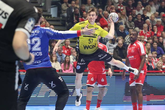 26.12.2025, xtgx, Handball Daikin HBL MT Melsungen - TVB Stuttgart emspor, v.l. Jakob Nigg (Stuttgart, 57) wirft Tor, Torschuetze, erzielt Tor, Treffer, scores the goal Kassel