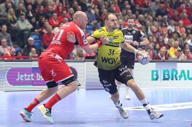 26.12.2025, xtgx, Handball Daikin HBL MT Melsungen - TVB Stuttgart emspor, v.l. Arnar Freyr Arnarsson (Melsungen, 21), Kai Haefner (Häfner, Stuttgart, 34) Zweikampf, Duell, Kampf, tackle Kassel