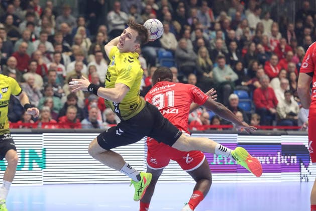 26.12.2025, xtgx, Handball Daikin HBL MT Melsungen - TVB Stuttgart emspor, v.l. Simone Mengon (Stuttgart, 15) wirft Tor, Torschuetze, erzielt Tor, Treffer, scores the goal Kassel
