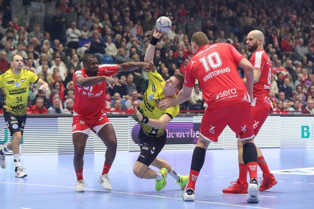 26.12.2025, xtgx, Handball Daikin HBL MT Melsungen - TVB Stuttgart emspor, v.l. Sadou Ntanzi (Melsungen, 91) , Simone Mengon (Stuttgart, 15), Dainis Kristopans (Melsungen, 10) Zweikampf, Duell, Kampf, tackle Kassel