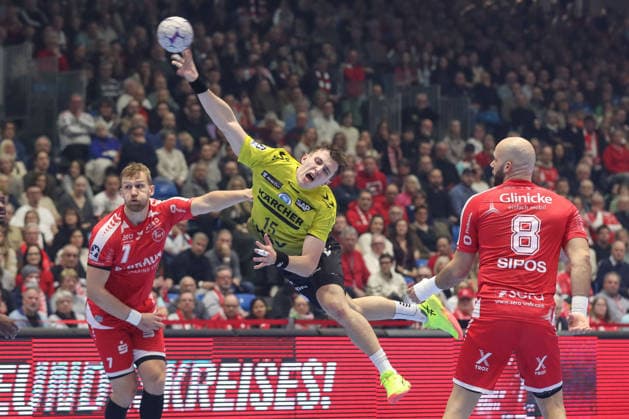 26.12.2025, xtgx, Handball Daikin HBL MT Melsungen - TVB Stuttgart emspor, v.l. Simone Mengon (Stuttgart, 15) wirft Tor, Torschuetze, erzielt Tor, Treffer, scores the goal Kassel
