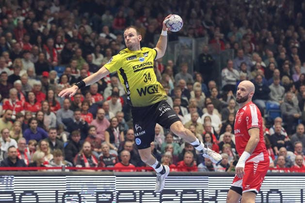 26.12.2025, xtgx, Handball Daikin HBL MT Melsungen - TVB Stuttgart emspor, v.l. Kai Haefner (Häfner, Stuttgart, 34) wirft Tor, Torschuetze, erzielt Tor, Treffer, scores the goal Kassel