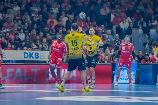 Szene mit Kai Häfner (34; TVB 1898 Stuttgart), Florian Drosten (18; MT Melsungen) und Sadou Ntanzi (91; MT Melsungen) Kai Häfner (34; TVB 1898 Stuttgart) und Florian Drosten (18; MT Melsungen) mit Sadou Ntanzi (91; MT Melsungen) in Aktion Copyright: xMichaelxSchäferx