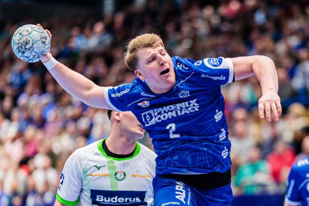 Lukas Hutecek (TBV Lemgo Lippe, 02) im Torwurf GER, TBV Lemgo Lippe vs. HSG Wetzlar, Handball, 1. Bundesliga, 19. Spieltag, Spielzeit 2025 2026, 26.12.2025 GER, TBV Lemgo Lippe vs. HSG Wetzlar, Handball, 1. Bundesliga, 19. Spieltag, Spielzeit 2025 2026, 26.12.2025 Lemgo Copyright: xEibner-Pressefoto JanxRollingerx EP_JSK