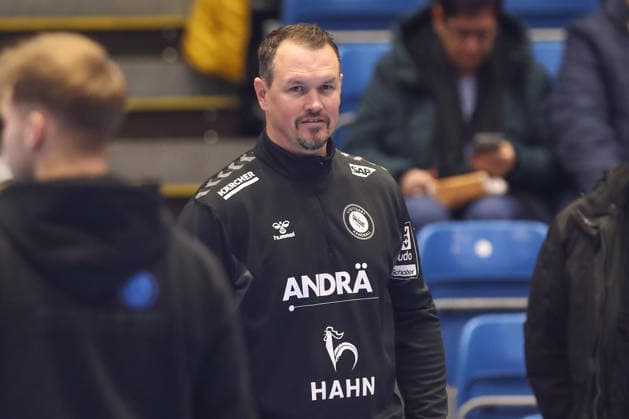 26.12.2025, xtgx, Handball Daikin HBL MT Melsungen - TVB Stuttgart emspor, v.l. Misha Kaufmann (Stuttgart, Trainer) Kassel