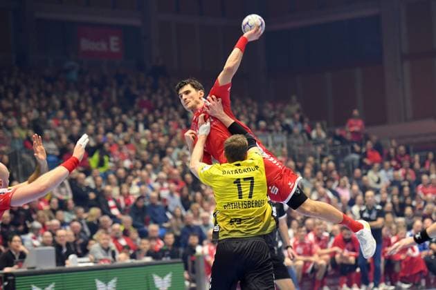 Nikolaj Enderleit (MT Melsungen 4) beim Wurf; Samuel Roethlisberger (TVB Stuttgart 17) , GER, MT Melsungen - TVB 1898 Stuttgart, Handball, 1. Bundesliga, 19. Spieltag, Saison 2025 2026, 26.12.2025, GER, MT Melsungen - TVB Stuttgart, Handball, 1. Bundesliga, 19. Spieltag, Saison 2025 2026, 26.12.2025 Kassel Copyright: xEibner-Pressefotox xRolandxSippelx EP_RSL