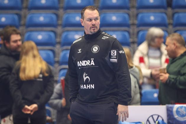 26.12.2025, xtgx, Handball Daikin HBL MT Melsungen - TVB Stuttgart emspor, v.l. Misha Kaufmann (Stuttgart, Trainer) Kassel
