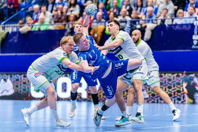 v.l. Georg Loewen (HSG Wetzlar, 33), Niels Gerardus Versteijnen (TBV Lemgo Lippe, 25), Josip Simic (HSG Wetzlar, 10) GER, TBV Lemgo Lippe vs. HSG Wetzlar, Handball, 1. Bundesliga, 19. Spieltag, Spielzeit 2025 2026, 26.12.2025 GER, TBV Lemgo Lippe vs. HSG Wetzlar, Handball, 1. Bundesliga, 19. Spieltag, Spielzeit 2025 2026, 26.12.2025 Lemgo Copyright: xEibner-Pressefoto JanxRollingerx EP_JSK