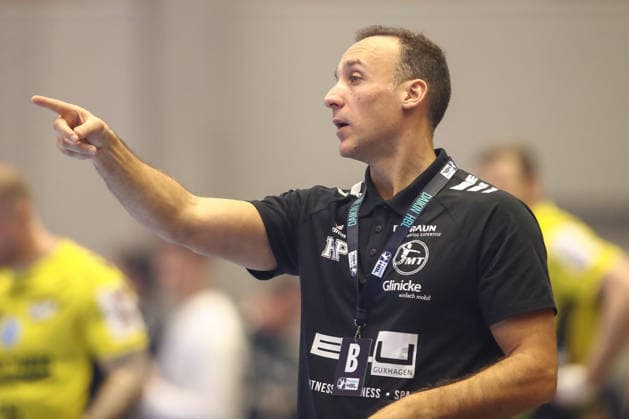 26.12.2025, xtgx, Handball Daikin HBL MT Melsungen - TVB Stuttgart emspor, v.l. Roberto Garcia Parrondo (Melsungen, Trainer) gibt Anweisungen, gestikuliert mit den Armen, gesticulate, gives instructions Kassel