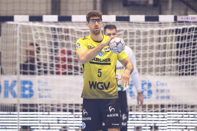 26.12.2025, xtgx, Handball Daikin HBL MT Melsungen - TVB Stuttgart emspor, v.l. Antonio Seradilla (Stuttgart, 5) am Ball, plays the ball Kassel