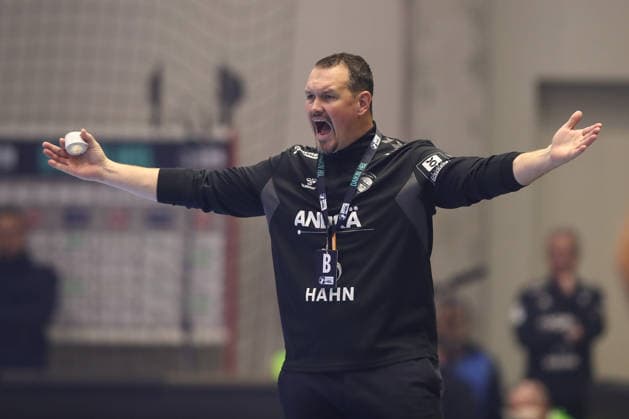 26.12.2025, xtgx, Handball Daikin HBL MT Melsungen - TVB Stuttgart emspor, v.l. Misha Kaufmann (Stuttgart, Trainer) gibt Anweisungen, gestikuliert mit den Armen, gesticulate, gives instructions Kassel