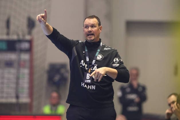 26.12.2025, xtgx, Handball Daikin HBL MT Melsungen - TVB Stuttgart emspor, v.l. Misha Kaufmann (Stuttgart, Trainer) gibt Anweisungen, gestikuliert mit den Armen, gesticulate, gives instructions Kassel