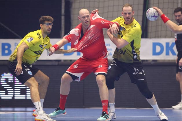26.12.2025, xtgx, Handball Daikin HBL MT Melsungen - TVB Stuttgart emspor, v.l. Antonio Seradilla (Stuttgart, 5), Arnar Freyr Arnarsson (Melsungen, 21), Samuel Roethlisberger (Röthlisberger, Stuttgart, 17) Zweikampf, Duell, Kampf, tackle Kassel