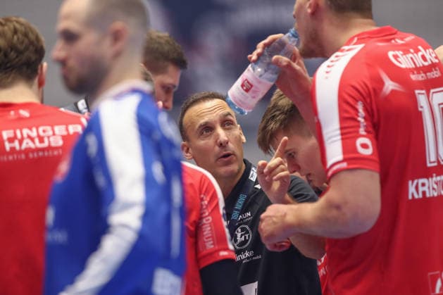 26.12.2025, xtgx, Handball Daikin HBL MT Melsungen - TVB Stuttgart emspor, v.l. Roberto Garcia Parrondo (Melsungen, Trainer) gibt Anweisungen, gestikuliert mit den Armen, gesticulate, gives instructions während der Auszeit Kassel