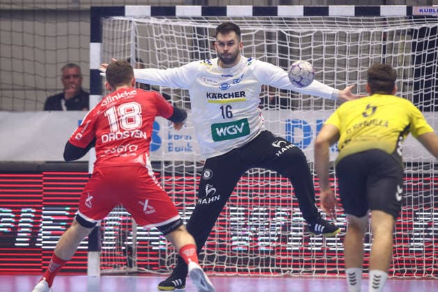 26.12.2025, xtgx, Handball Daikin HBL MT Melsungen - TVB Stuttgart emspor, v.l. Miljan Vujovic (Stuttgart, 16) beim Siebenmeter gegen Florian Drosten (Melsungen, 18) Kassel