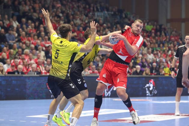 26.12.2025, xtgx, Handball Daikin HBL MT Melsungen - TVB Stuttgart emspor, v.l. Simone Mengon (Stuttgart, 15), Dainis Kristopans (Melsungen, 10) Zweikampf, Duell, Kampf, tackle Kassel