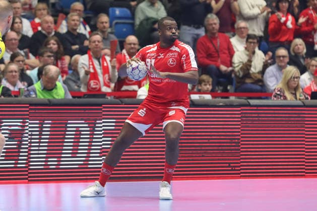 26.12.2025, xtgx, Handball Daikin HBL MT Melsungen - TVB Stuttgart emspor, v.l. Sadou Ntanzi (Melsungen, 91) am Ball, plays the ball Kassel