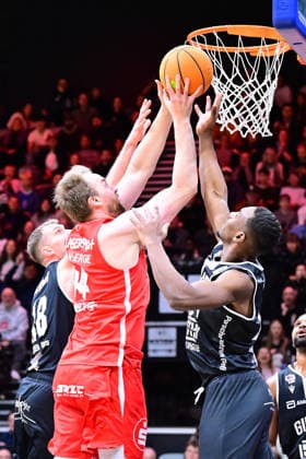 26.12.2025 - Basketball - Saison 2025 2026 - 2. Bundesliga Pro-A - 15. Spieltag: Nürnberg Falcons Basketball Club NBC - Giessen 46ers - AlSch - xalxscx - Till Gloger (18, Giessen 46ers ) Lars Lagerpusch (44, Nürnberg Falcons BC NBC ) Abu Kigab (47, Giessen 46ers )