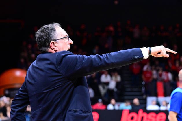 26.12.2025 - Basketball - Saison 2025 2026 - 2. Bundesliga Pro-A - 15. Spieltag: Nürnberg Falcons Basketball Club NBC - Giessen 46ers - AlSch - xalxscx - Branislav Ignjatovic (Trainer Headcoach JobStairs Giessen 46ers ) zeigt an gestikuliert dirigiert gibt anweisungen