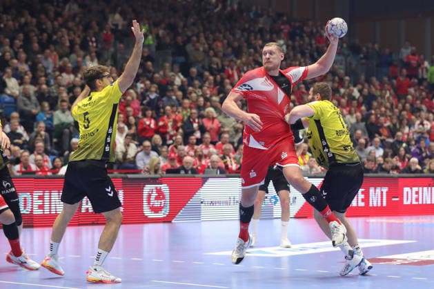 26.12.2025, xtgx, Handball Daikin HBL MT Melsungen - TVB Stuttgart emspor, v.l. Dainis Kristopans (Melsungen, 10, Antonio Seradilla (Stuttgart, 5), Samuel Roethlisberger (Röthlisberger, Stuttgart, 17) Zweikampf, Duell, Kampf, tackle Kassel
