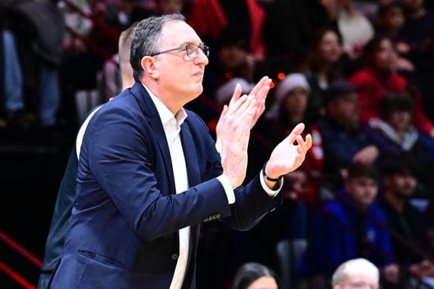 26.12.2025 - Basketball - Saison 2025 2026 - 2. Bundesliga Pro-A - 15. Spieltag: Nürnberg Falcons Basketball Club NBC - Giessen 46ers - AlSch - xalxscx - Branislav Ignjatovic (Trainer Headcoach JobStairs Giessen 46ers ) zeigt an gestikuliert dirigiert gibt anweisungen