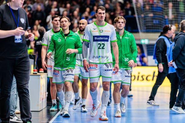 v.l. Justin Mueller (HSG Wetzlar, 25), Jona Schoch (HSG Wetzlar, 22), Lion Zacharias (HSG Wetzlar, 50) ist enttaeuscht traurig nach 28:25 Niederlage GER, TBV Lemgo Lippe vs. HSG Wetzlar, Handball, 1. Bundesliga, 19. Spieltag, Spielzeit 2025 2026, 26.12.2025 GER, TBV Lemgo Lippe vs. HSG Wetzlar, Handball, 1. Bundesliga, 19. Spieltag, Spielzeit 2025 2026, 26.12.2025 Lemgo Copyright: xEibner-Pressefoto JanxRollingerx EP_JSK