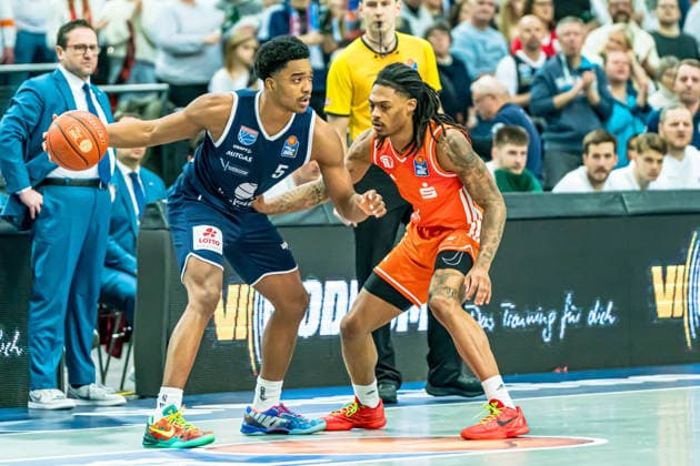 Leipzig, Deutschland 26. Dezember 2025: 1.BBL - 2025 2026 - Syntainics MBC vs. Niners Chemnitz Im Bild: v. li. im Zweikampf Marcus Foster (MBC) und Nike Sibande (99) Copyright: xFotostandx xNachtigallx