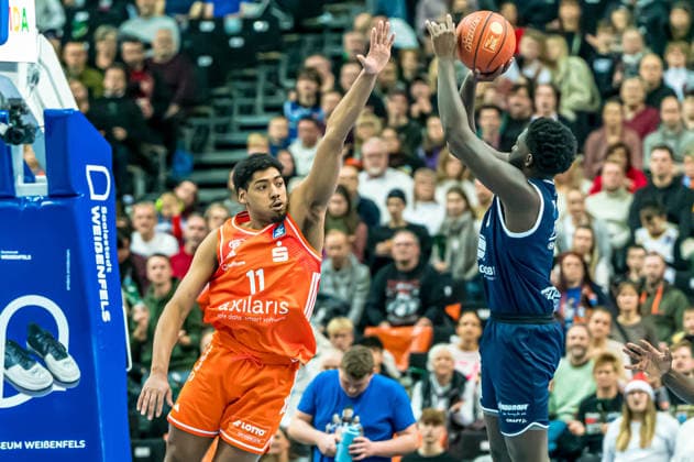 TLeipzig, Deutschland 26. Dezember 2025: 1.BBL - 2025 2026 - Syntainics MBC vs. Niners Chemnitz Im Bild: v. li. im Zweikampf Kostja Mushidi (99) und Khyri Thomas (MBC) Copyright: xFotostandx xNachtigallx