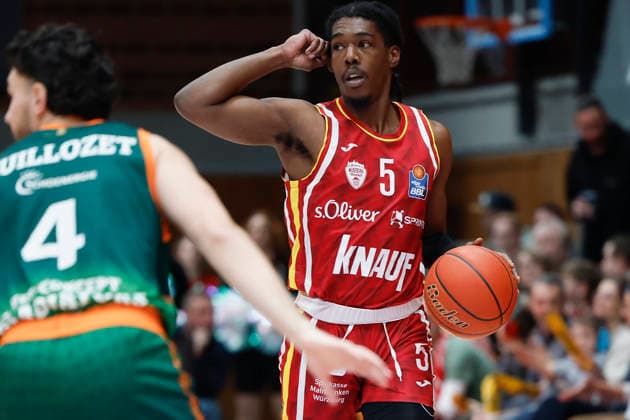 Im Bild: v.li. Clay Guillozet (VET-CONCEPT Gladiators Trier, 4) gegen Marcus Carr(Wuerzburg Baskets, 5) 26.12.2025, Fitness First Wuerzburg Baskets vs. VET-CONCEPT Gladiators Trier, easyCredit BBL, 12. Spieltag, Deutschland, 97072, tectake-Arena Wuerzburg, Copyright: HMBxMedia xHeikoxBecker