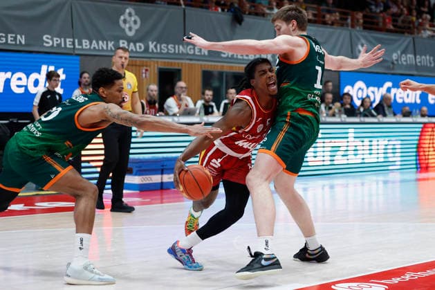 Im Bild: v.li. Urald King (VET-CONCEPT Gladiators Trier, 20), Marcus Carr(Wuerzburg Baskets, 5) und Marten Linssen (VET-CONCEPT Gladiators Trier, 12) 26.12.2025, Fitness First Wuerzburg Baskets vs. VET-CONCEPT Gladiators Trier, easyCredit BBL, 12. Spieltag, Deutschland, 97072, tectake-Arena Wuerzburg, Copyright: HMBxMedia xHeikoxBecker