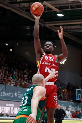 Im Bild: v.li. Maik Zirbes (VET-CONCEPT Gladiators Trier, 33) gegen Charles Thompson (Wuerzburg Baskets, 32) 26.12.2025, Fitness First Wuerzburg Baskets vs. VET-CONCEPT Gladiators Trier, easyCredit BBL, 12. Spieltag, Deutschland, 97072, tectake-Arena Wuerzburg, Copyright: HMBxMedia xHeikoxBecker