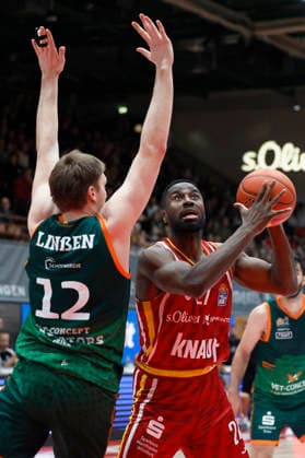 Im Bild: v.li. Marten Linssen (VET-CONCEPT Gladiators Trier, 12) gegen Eddy Edigin (Wuerzburg Baskets, 27) 26.12.2025, Fitness First Wuerzburg Baskets vs. VET-CONCEPT Gladiators Trier, easyCredit BBL, 12. Spieltag, Deutschland, 97072, tectake-Arena Wuerzburg, Copyright: HMBxMedia xHeikoxBecker