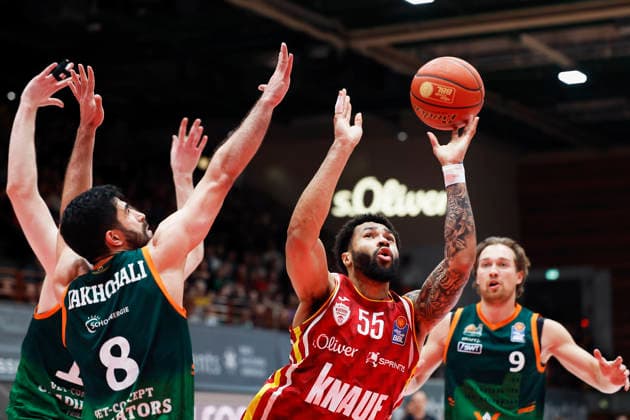 Im Bild: v.li. Behnam Yakhchali Dehkordi (VET-CONCEPT Gladiators Trier, 8), David Muenkat (Wuerzburg Baskets, 55) und Marco Hollersbacher (VET-CONCEPT Gladiators Trier, 9) 26.12.2025, Fitness First Wuerzburg Baskets vs. VET-CONCEPT Gladiators Trier, easyCredit BBL, 12. Spieltag, Deutschland, 97072, tectake-Arena Wuerzburg, Copyright: HMBxMedia xHeikoxBecker