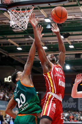 Im Bild: v.li. Urald King (VET-CONCEPT Gladiators Trier, 20) gegen Johnathan Stove (Wuerzburg Baskets, 22), Reboundduell 26.12.2025, Fitness First Wuerzburg Baskets vs. VET-CONCEPT Gladiators Trier, easyCredit BBL, 12. Spieltag, Deutschland, 97072, tectake-Arena Wuerzburg, Copyright: HMBxMedia xHeikoxBecker