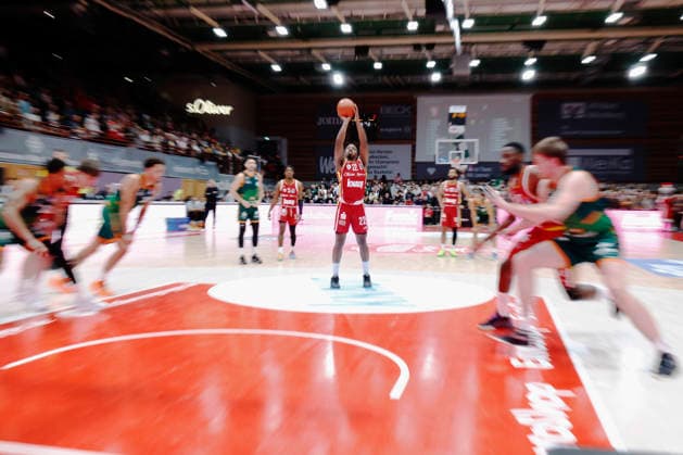 Im Bild: Johnathan Stove (Wuerzburg Baskets, 22) mit den Freiwuerfen 26.12.2025, Fitness First Wuerzburg Baskets vs. VET-CONCEPT Gladiators Trier, easyCredit BBL, 12. Spieltag, Deutschland, 97072, tectake-Arena Wuerzburg, Copyright: HMBxMedia xHeikoxBecker