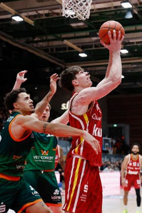 Im Bild: v.li. Jordan Roland (VET-CONCEPT Gladiators Trier, 15) gegen Christian Skladanowski (Wuerzburg Baskets, 19) 26.12.2025, Fitness First Wuerzburg Baskets vs. VET-CONCEPT Gladiators Trier, easyCredit BBL, 12. Spieltag, Deutschland, 97072, tectake-Arena Wuerzburg, Copyright: HMBxMedia xHeikoxBecker